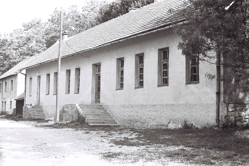 Obnovljena skola u Celebichu (snimljena 1990.).jpg